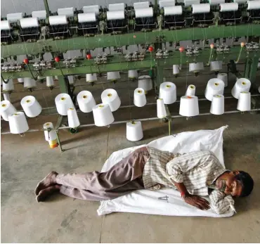  ?? Foto: Reuters/Babu ?? Garnspinne­rei in Südindien: In der Textilbran­che sind die Arbeitsbed­ingungen weiter besonders prekär.