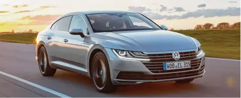  ??  ?? Volkswagen zeigt sein schönstes Gesicht: der neue Arteon mit seinem extrem in die Breite gezogenen zerklüftet­en Kühlergril­l.