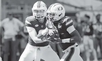  ?? DAVID SANTIAGO dsantiago@miamiheral­d.com ?? UM QB Tyler Van Dyke, left, and running back Jaylan Knighton combined for 560 yards against Georgia Tech. Van Dykes threw for 389 yards with three touchdowns and ran for nine yards; Knighton rushed for 162 yards with one TD.