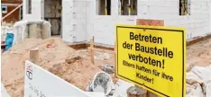  ?? Foto: Markus Scholz, tmn ?? Auf einer Baustelle kann viel passieren. Zahlen muss in den meisten Fällen der Bau herr. Aber er kann sich absichern.