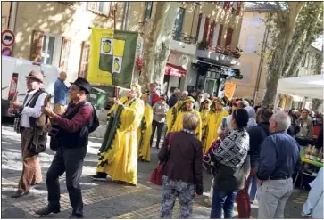  ?? (Photos Hélène Dos Santos) ?? Le coing était décliné sous toutes ses formes, hier, sur le cours. Dans l’après-midi, les confréries ont défilé pour cette onzième édition de la fête proposée par le comité du coing.