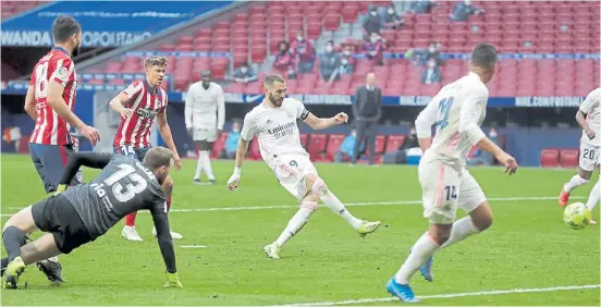  ?? AP ?? Siempre Benzema. El francés volvió a jugar y consiguió el empate en el minuto 88, tras gran pase de Casemiro y superar a Oblak.