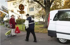  ??  ?? TREVLIG TUR. Ann-marie Swärd möts upp av Ragnar Ljunggren vid sin bostad. Det är fredag morgon och dags för en trevlig shoppingtu­r.