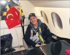  ??  ?? Mesut Özil, en el vuelo hacia Estambul.