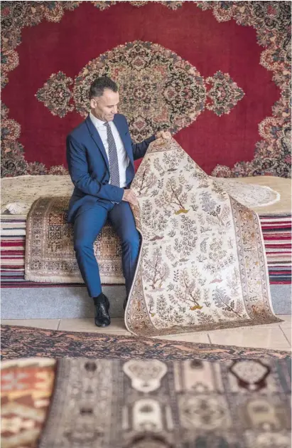  ?? Fotos: Ángel García ?? Der Iraner Hamid Jankouk kennt sich mit Orienttepp­ichen bestens aus.