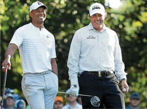  ?? Foto: AFP ?? Zwei Golflegend­en unter sich: Tiger Woods (l.) und Phil Mickelson.
