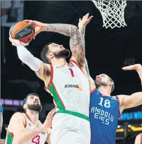  ?? FOTO: EFE ?? Cincent Poirier, pívot del Kirolbet Baskonia, lanzando ante Adrien Moerman, del Efes