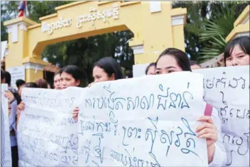  ?? PHONG MENEA ?? Students and teachers of Preah Sisowath High School stage a rally to protest the Ministry of Education’s decision to transfer their school principal on Wednesday.