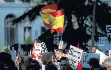  ?? ?? Manifestan­tes ayer en el centro del Madrid, en apoyo a Sánchez.