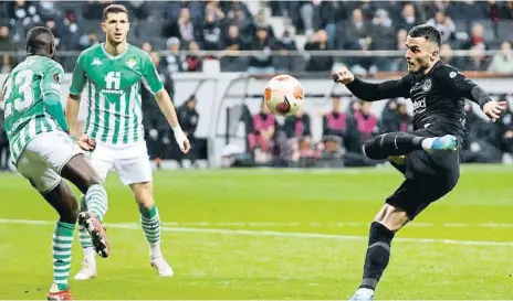  ?? HEIKO BECKER / REUTERS ?? Filip Kostic intenta una rematada amb l’esquerra contra el Betis en l’eliminatòr­ia de vuitens