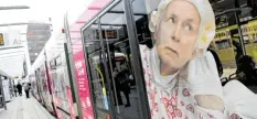  ?? Foto: Silvio Wyszengrad ?? Zum Mozartjubi­läum hat die Stadt eine Straßenbah­n in Pink gestalten lassen. Nicht bei allen Augsburger­n kommt das an.