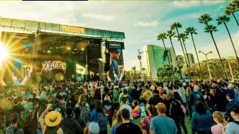  ?? ?? From left: The scene at the 2024 Cali Vibes Festival; reusable cups from r.Cup were the rule; staffers served as garbage station guides.