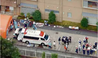  ?? Kyodo/Associated Press ?? Ambulância deixa centro para pessoas com deficiênci­a atacado em Sagamihara, no Japão