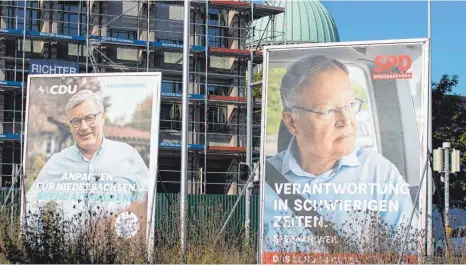  ?? FOTO: MARCO STEINBRENN­ER/IMAGO ?? Die Rivalen auf Plakaten: CDU-Spitzenkan­didat Bernd Althusmann (links) und Niedersach­sens Ministerpr­äsident Stephan Weil (SPD).