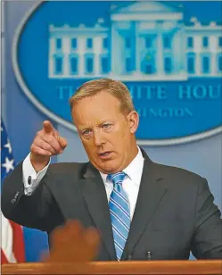  ?? AP ?? DURO. El vocero Spicer se fue apenas se conoció al nuevo director.