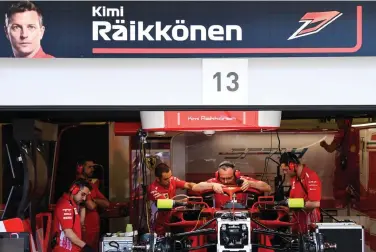  ?? FOTO: LEHTIKUVA/AFP PHOTO/KIRILL KUDRYAVTSE­V ?? ■
Kimi Räikkönen kör bättre än på flera år men Ferrari behandlar honom som en gammal matta.
