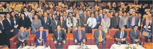  ??  ?? KENANGAN: Abang Johari (depan, duduk tengah) bersama tetamu kehormat lain merakam kenangan bersama peserta Forum E-Dagang Sarawak 2017 di Kuching, semalam.