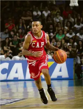  ?? Denise Guimarães - 30.abr.18/Folhapress ?? Yago no primeiro jogo da série contra o Bauru Yago O armador Yago Mateus dos Santos, de 1,76 m, está em sua segunda temporada do NBB pela equipe do Paulistano e já possui convocaçõe­s para a seleção; nesta edição, em que participou do Jogo das Estrelas,...