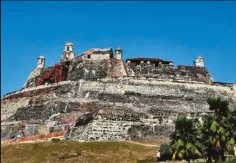  ??  ?? Vista del castillo de San Felipe de Barajas en Cartagena de Indias. Esta fortaleza es uno de los legados de la época colonial.