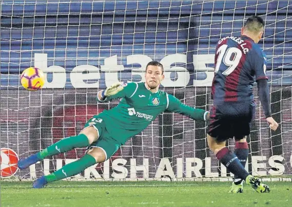  ?? FOTO: EFE ?? Charles engaña a David Soria en plena ejecución del penalti que metió de lleno en el partido al Eibar, anoche en Ipurua