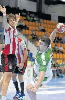  ??  ?? Aitor García lanza ante la oposición de Gonzalo Carou, del Sagunto.