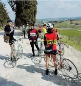  ??  ?? Le colline senesi attraversa­te dalle bici d’epoca