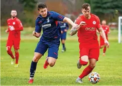  ?? FOTO: FRANK STEINHORST ?? Angreifer Tom Woiwod (links) stand gegen Kassel erstmals seit seiner Verletzung für den FC Rot-Weiß wieder auf dem Platz.