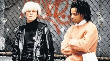  ?? RCV FILM DISTRIBUTI­ON ?? Amigos. Basquiat (Jeffrey Wright) e Warhol (Bowie)