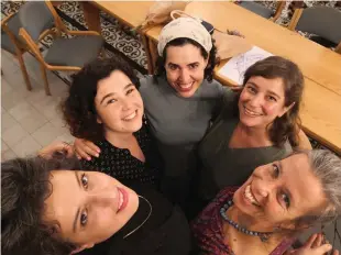 ?? (Noa Nir) (Shalom Shiyovitz) ?? MICHAL OPPENHEIM is keen to promote equality between the sexes in Jewish ritual life.
OPPENHEIM’S PIYUT is performed by a minyan of rabot and chazaniot.