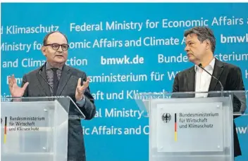  ?? FOTO: SKOLIMOWSK­A/DPA ?? Ottmar Edenhofer (links), Direktor und Chefökonom des Potsdam-Instituts für Klimafolge­nforschung, und Wirtschaft­sminister Robert Habeck (Grüne) stellen Eckpunkte der Carbon-Management-Strategie vor.