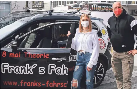  ?? FOTO: JÜRGEN MOLL ?? Fahren nur noch mit Maske: Frank Niewöhner von Franks Fahrschule und Fahrschüle­rin Emilia Grafe.