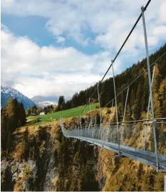  ?? Foto: Heinz Münzenried­er ?? Der Weg ist das Ziel: die 2012 errichtete Holzgauer Seilhängeb­rücke. Die Überquerun­g kann in einer Runde erwandert werden.