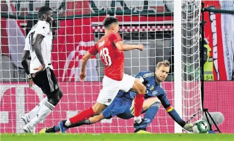  ?? EPA ?? Manuel Neuer (r.) bestand den Belastungs­test gegen Österreich. Er dürfte nun als deutsche Nummer 1 an die WM fahren.
