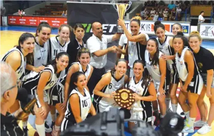  ?? Photo: Source MBA ?? Women’s champions Hibernians celebrate as PN spokesman on Sports, Ryan Callus MP, presents the trophy to the club captain