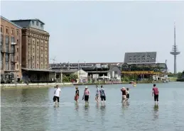  ??  ?? Ayşe Erkmens On Water svalkar publiken på Skulptur Projekte 2017 i Münster.