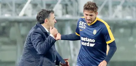  ??  ?? In panchina Fabio Pecchia si congratula con Cerci dopo il gol al Bologna. Gol inutile, perché il Verona, alla fine, perderà