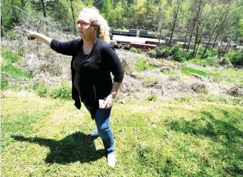  ?? Jay Reeves/Associated Press ?? ■ Mayor Heather Hall of Parrish, Ala., discusses the nearby train on April 12 that was loaded with tons of sewage sludge that is stinking up her community. More than two months after the so-called “Poop Train” rolled in from New York City, Hall says...