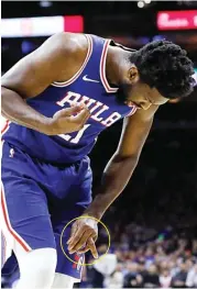  ?? MATT SLOCUM/AP ?? KESAKITAN: Center Philadelph­ia 76ers Joel Embiid melihat jari tangannya yang mengalami dislokasi saat bertanding melawan Oklahoma City Thunder di Philadelph­ia kemarin WIB.