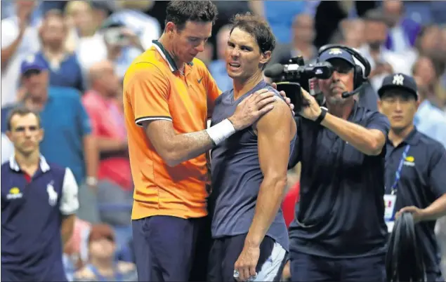  ??  ?? DESPEDIDA. Rafa Nadal se despide de Del Potro, después de no poder seguir por el dolor. “Es un luchador y no me gusta verle así, sufriendo en pista”, dijo el argentino.