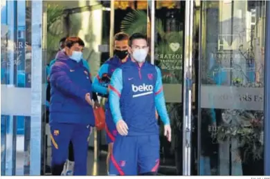  ?? SALAS / EFE ?? Leo Messi sale del hotel de concentrac­ión del Barcelona en Córdoba seguido de Griezmann.