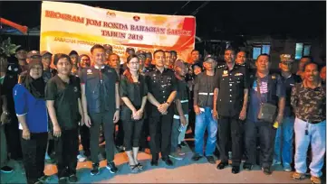  ??  ?? (From front second left) Dalin, Dohan, Rinda, Kamafarkha­n, and Krishnan (front third right) are seen with neighbourh­ood committee members before the patrol.