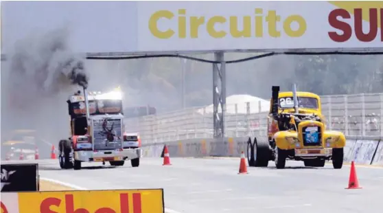  ?? ALONSO TENORIO ?? La María Seca (derecha) deja rezagado al Conde Drácula, ayer en el Circuito Grupo Sur en Parque Viva.