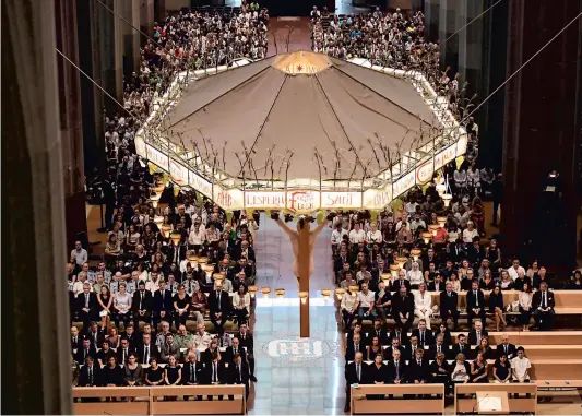  ?? PHOTO AFP ?? Une messe en l’honneur des victimes a été célébrée dans la cathédrale de la Sagrada Familia, monument emblématiq­ue de la ville.