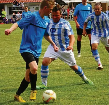  ?? FOTO: NANCY ECKARDT ?? Clemens Hühner (am Ball) nimmt mit dem JFC Nesse-Apfelstädt die Herausford­erung Verbandsli­ga in Angriff, wenn auch in einer anderen Staffel, als man sich erhofft hatte.