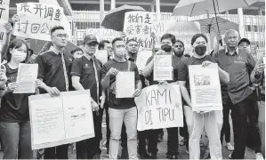  ?? — Gambar Bernama ?? SINDEKET PENIPUAN: Hishamuddi­n (tengah) bergambar bersama sebahagian ahli-ahli MHO dan mangsa selepas sidang media mengenai kes penipuan aplikasi e-ganjaran di hadapan Ibu Pejabat Polis Daerah Sentul di Kuala Lumpur, semalam. Turut sama Musa (kanan).