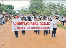  ??  ?? Recordaron ayer al policía secuestrad­o Edelio Morínigo, durante el desfile por la Paz del Chaco en Arroyito.