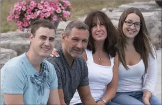  ?? J.P. MOCZULSKI, TORONTO STAR ?? Joanne and her husband Ted, who carries the early-onset Alzheimer’s gene, with their children Daniel, left, and Lindsay at their home in Woodbridge.