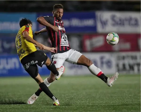  ?? JoHn DurÁn ?? Marcel Hernández no estuvo tan en punta contra Herediano. En esta acción no pudo contra Yeltsin Tejeda (izq.).