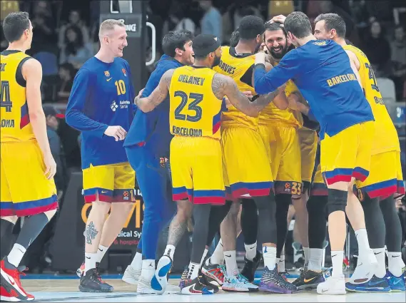  ?? FOTO: EFE ?? Nikola Mirotic, ala-pívot del Barça, felicitado por sus compañeros tras encestar la canasta de la victoria en la victoria en la pista del CSKA Moscú