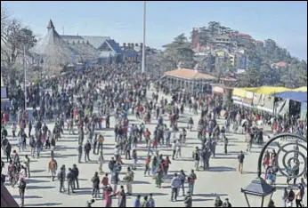  ?? DEEPAK SANSTA /HT ?? Tourists making the most of a sunny day on The Ridge in Shimla on Tuesday.